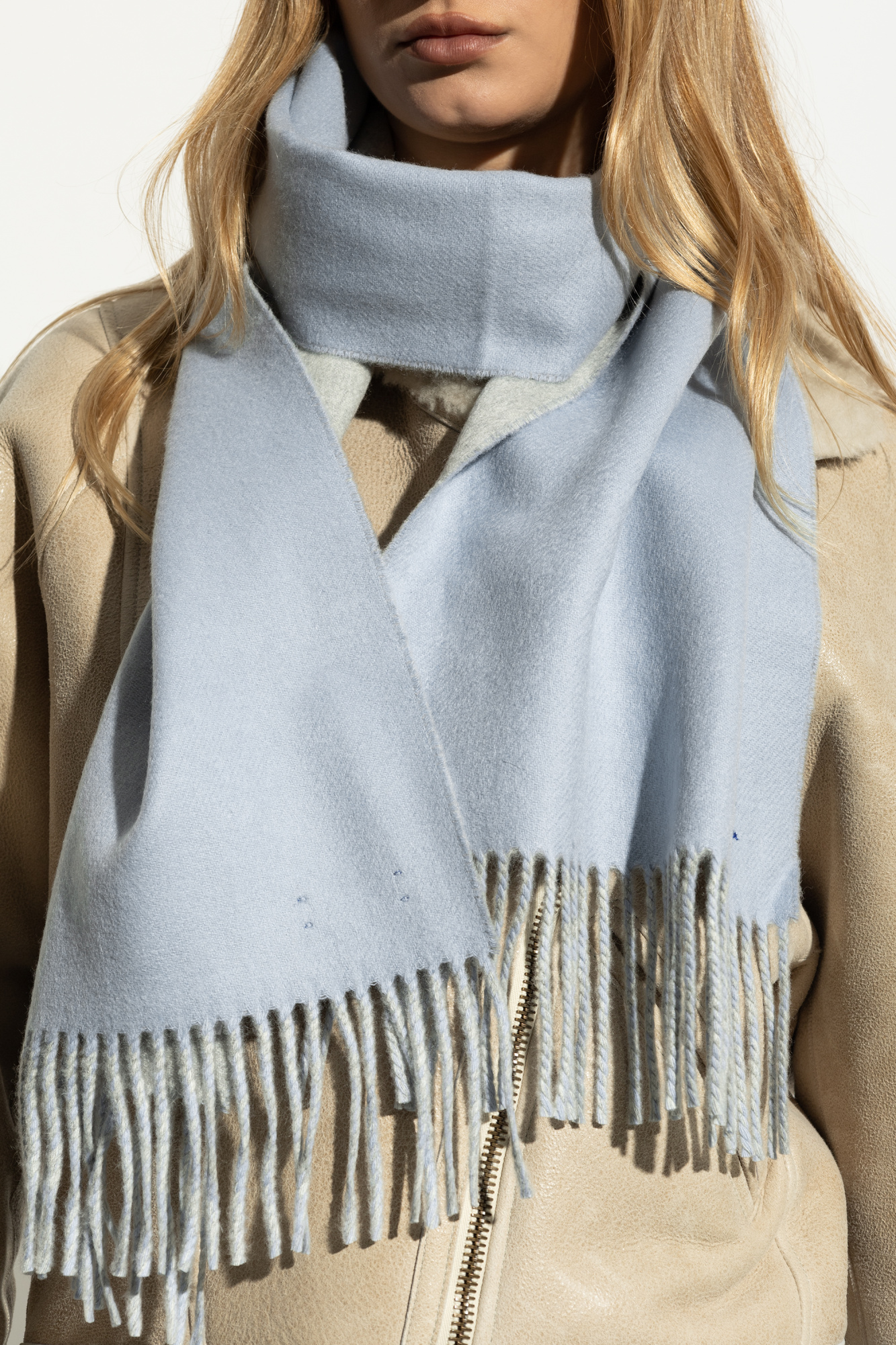 マフラー・ストール BURBERRY Embroidered Cashmere Scarf 5D0F1B13-4AD8-424E-A193-